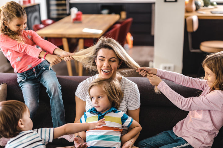 Kleine Mädchen haben Spaß, während sie an ihren Haaren ziehen.