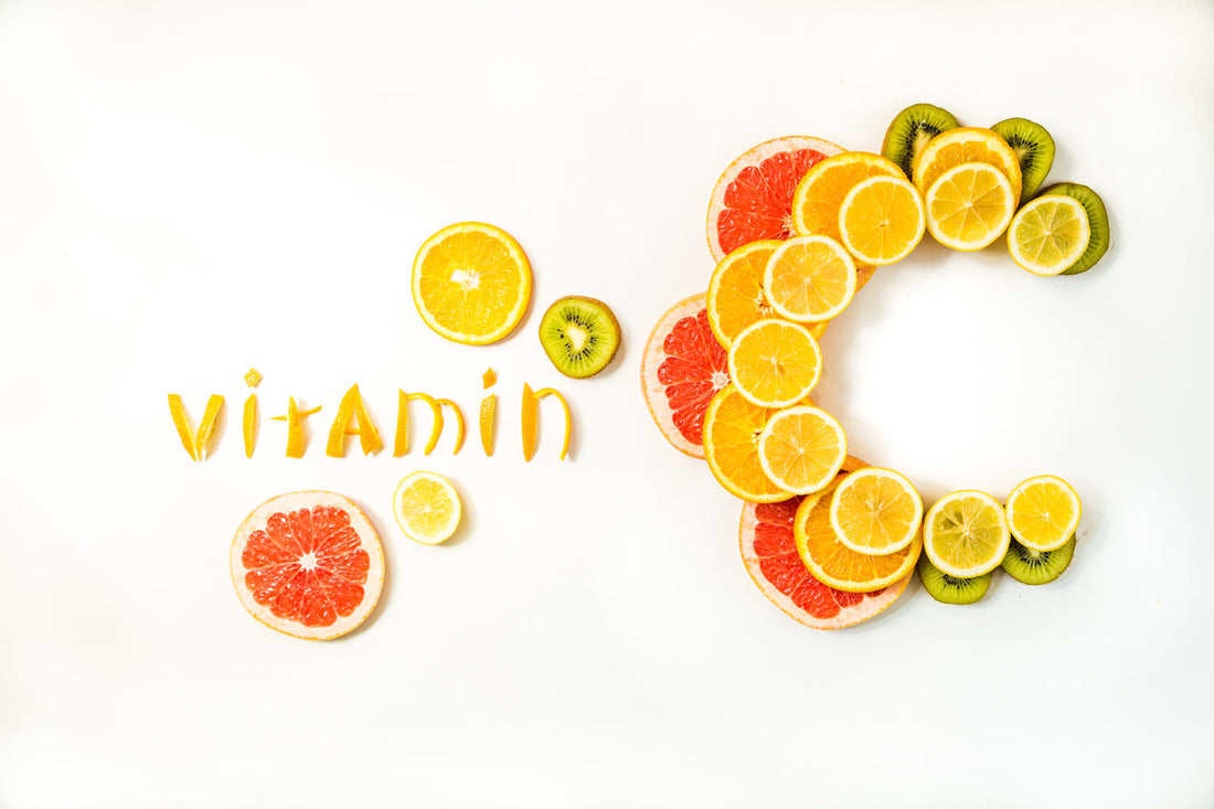 Vitamin C Buchstabe aus Früchten wie Grapefruit, Orange, Zitrone und Kiwi.