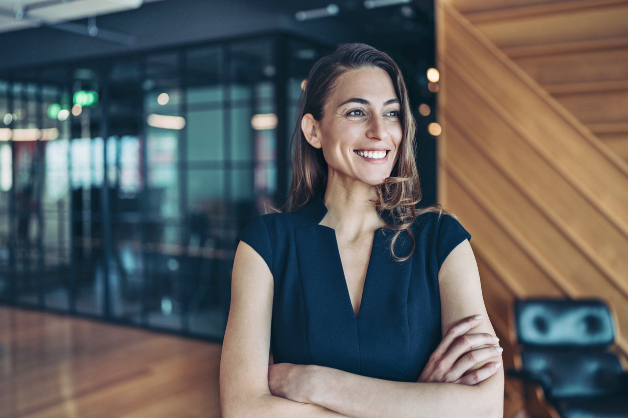 Businessfrau steht selbstbewusst im Vorzimmer und sieht in die Ferne.jpg