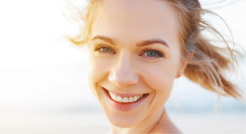 Headerbild Mobil - junge lachend am Strand