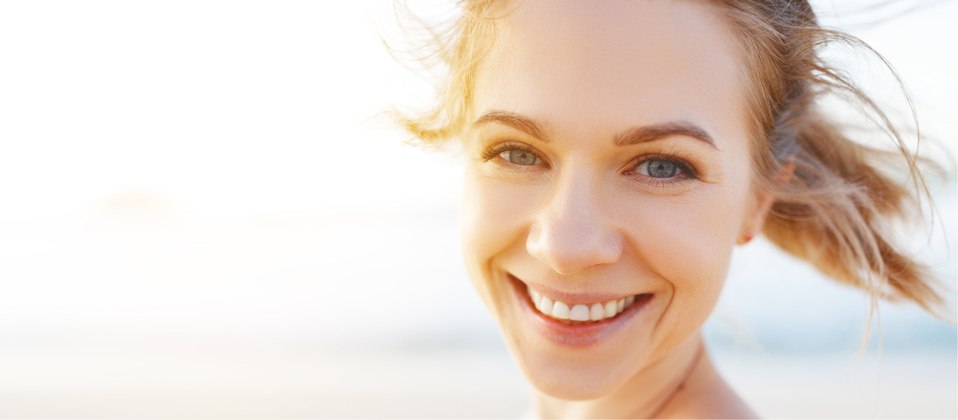 Headerbild - junge lachend am Strand